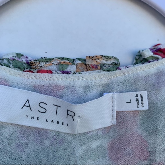 ASTR The Label Fluter Sleeve Ivory Coral Multi Floral Smocked Top Women Size L - Picture 15 of 16